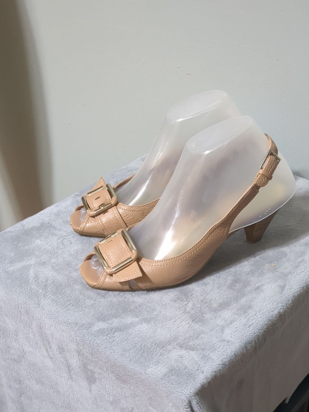 VTG Anne Klein "Flex" Tan Peep-Toe Slingback Heels with Buckle Accent